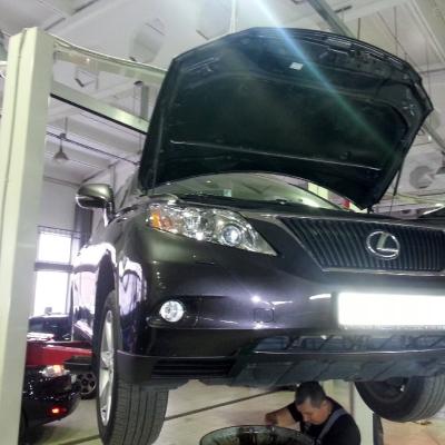 Lexus в автосервисе на подъемнике