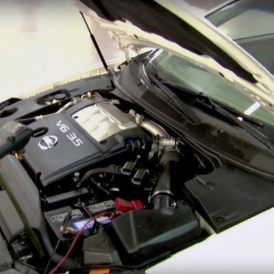 двигатель под капотом автомобиля