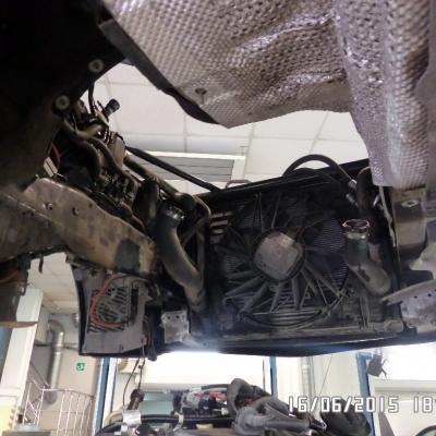 автомобиль со снятым двигателем