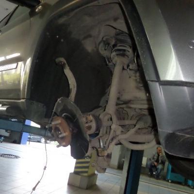 автомобиль на подъемнике
